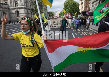 London, Großbritannien. Juli 2021. Mitglieder der kurdischen Gemeinde und Anhänger nehmen an einer Demonstration zur Verteidigung Kurdistans Teil. Defend Kurdistan ist eine im Juni 2021 begonnene internationale Initiative, die zum Stopp der türkischen Angriffe auf und zum Rückzug aller türkischen Truppen und islamistischen Söldner aus Südkurdistan aufruft. Ähnliche Demonstrationen fanden in anderen Städten auf der ganzen Welt statt. Kredit: Mark Kerrison/Alamy Live Nachrichten Stockfoto