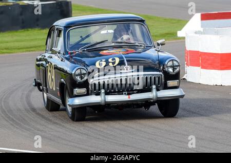 Gaz Volga M 21 Classic Limousine, Oldtimer-Rennwagen, der bei der St Marys Trophy beim historischen Goodwood Revival Event in Großbritannien teilnimmt. Gaz M 21 Wolga - Stern Stockfoto