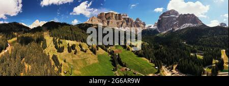 180-Grad-Luftaufnahme der Sellagruppe vom Pian de Frataces val di Fassa Dolomites, Italien Stockfoto