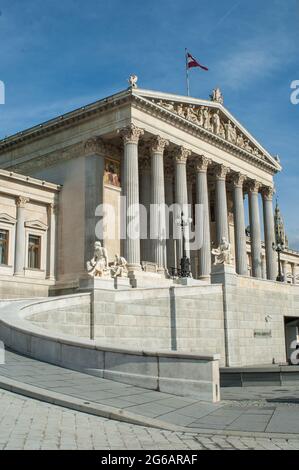 El Parlamento de Austria es un edificio neoclásico construido entre 1874-1883 por Theophil Hansen como parte del proyecto de renovación de la Ringstra Stockfoto