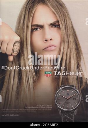 Plakat werbung TAG Heuer Uhren mit Cara Delevingne im Magazin von 2015, NICHT KNACKEN UNTER PRESSUERE Slogan, Werbung, kreative Werbung Stockfoto