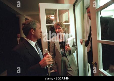 Präsident George W. Bush übergibt Karen Hughes und Dan Bartlett den Dienstagabend, den 11. September 2001, vor dem Oval Office. Foto von Eric Draper, das Weiße Haus. Stockfoto