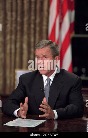 Präsident George W. Bush hält am Dienstag, den 11. September 2001, seine Rede vom Oval Office vor der Nation. Foto von Paul Morse, das Weiße Haus. Stockfoto
