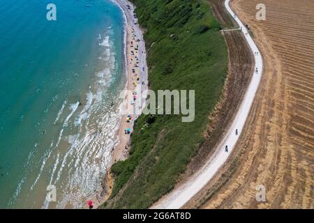 Italienische Küsten mit Drohne von oben fotografiert. Es bietet einen der schönsten Küstenabschnitte in Apulien, Italien mit Sandstränden Stockfoto