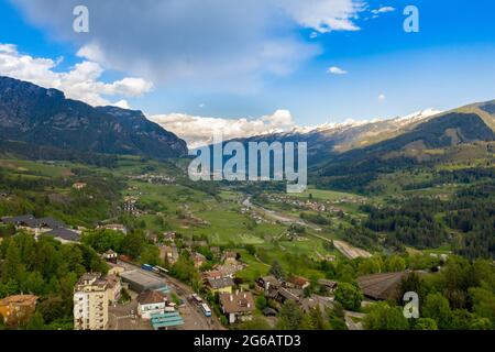 Blick auf Cavalese, Fleimstal, Dolomiti, Lagorai in den Ostalpen, Trient, Italien Stockfoto