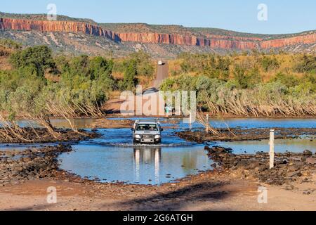 Auto über die berühmte Pfingstüberquerung, Gibb River Road, Kimberley, Western Australia, WA, Australien Stockfoto