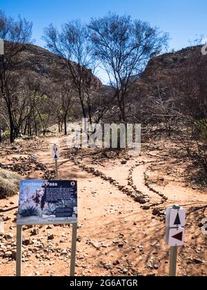 Wegweiser und Wegweiser, Inarlanga Pass, Larapinta Trail Abschnitt 9, Tjoritja / West MacDonnell National Park Stockfoto