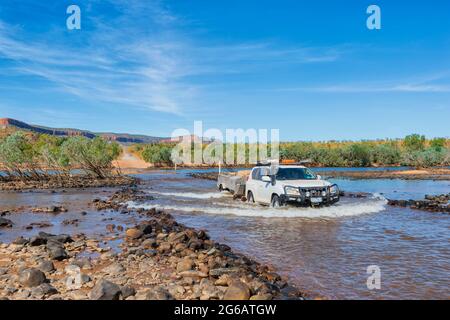 Geländewagen mit Anhänger über die berühmte Pentecost Crossing, Gibb River Road, die Kimberley, Western Australia, WA, Australien Stockfoto