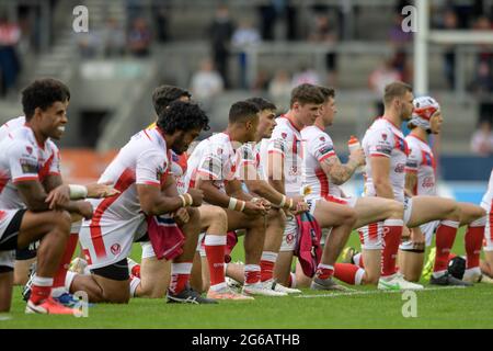 St. Helens, Großbritannien. Juli 2021. Die St Helens Spieler knien vor dem Spiel in St Helens, Vereinigtes Königreich am 7/4/2021. (Foto von Simon Whitehead/ SW Foto/News Images/Sipa USA) Quelle: SIPA USA/Alamy Live News Stockfoto