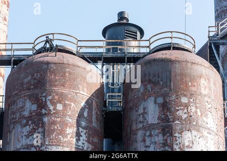 Zwei große Stahltanks, verlassen, in einer alten Stahlfabrik in Pennsylvania. Stockfoto