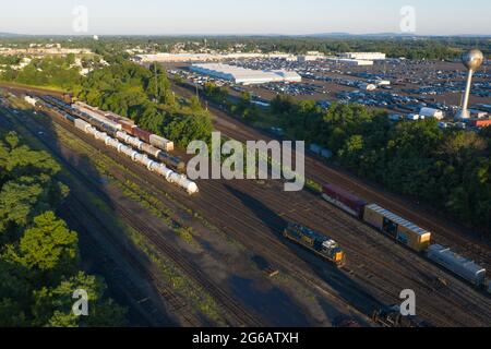 Luftaufnahme mehrerer Züge, die auf Gleisen in New Jersey fahren Stockfoto