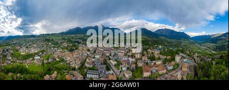 Eine 180-Grad-Ansicht von Cavalese, Fleimstal, Dolomiti, Lagorai in den Ostalpen, Trient, Italien Stockfoto