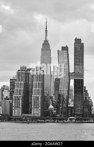 Midtown Manhattan vom East River aus Stockfoto