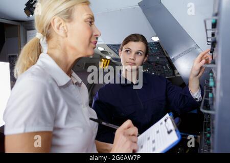 aero-Ingenieur und Auszubildender, der im Hangar arbeitet Stockfoto