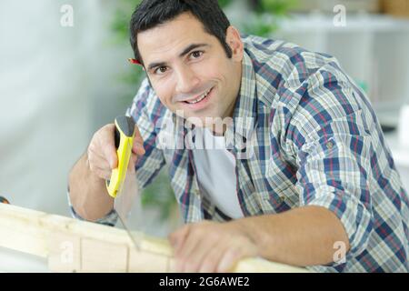 Arbeitstage eines professionellen Zimmermanns in einer Hauswerkstatt Stockfoto