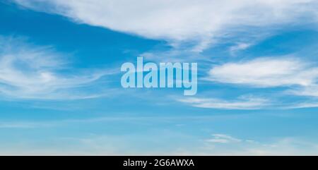 Blauer Himmel gegen weiche weiße Wolken. Schöne natürliche Wolkenlandschaft Hintergrund. Stockfoto