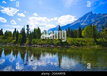 Jenny Lake, viele Wanderwege, malerische Bootsfahrten. Ruhige See-Reflexionen. Der Grand Teton National Park liegt im Nordwesten von Wyoming, USA. 2017. Stockfoto