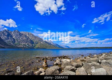 Jenny Lake, viele Wanderwege, malerische Bootsfahrten. Ruhige See-Reflexionen. Der Grand Teton National Park liegt im Nordwesten von Wyoming, USA. 2017. Stockfoto