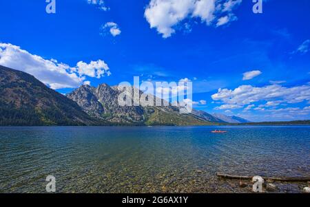 Jenny Lake, viele Wanderwege, malerische Bootsfahrten. Ruhige See-Reflexionen. Der Grand Teton National Park liegt im Nordwesten von Wyoming, USA. 2017. Stockfoto