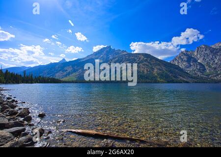 Jenny Lake, viele Wanderwege, malerische Bootsfahrten. Ruhige See-Reflexionen. Der Grand Teton National Park liegt im Nordwesten von Wyoming, USA. 2017. Stockfoto