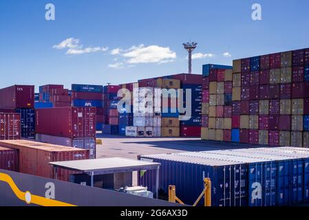 Ein großer Stapel von Containern auf den Häfen von Auckland Waterfront bereit, um zum Binnenhafen in Wiri oder Übersee transportiert werden. Stockfoto