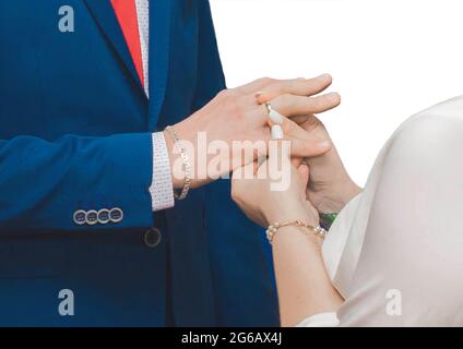 Teilen von Eheringen bei der Nahaufnahme der Hochzeit, auf weißem Hintergrund, isoliert. Stockfoto
