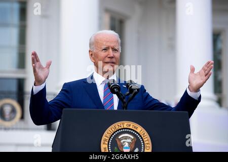 Washington, Usa. Juli 2021. US-Präsident Joe Biden hält während einer Feier des Unabhängigkeitstages am 04. Juli 2021 in Washington, DC, USA, eine Rede auf dem South Lawn des Weißen Hauses. Quelle: SIPA USA/Alamy Live News Stockfoto
