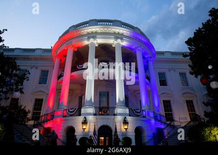 Washington, Usa. Juli 2021. Der Südportikus des Weißen Hauses wird bei einer Feier des Unabhängigkeitstages am 04. Juli 2021 in Washington, DC, USA, mit den Farben der US-Nationalflagge beleuchtet. Quelle: SIPA USA/Alamy Live News Stockfoto