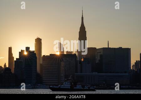 New York, USA. Juli 2021. Ein Boot der New Yorker Feuerwehr wartet auf dem East River vor dem Empire State Building vor der Feuerwerksshow der Macy am 4. Juli in New York, USA. Kredit: Chase Sutton/Alamy Live Nachrichten Stockfoto