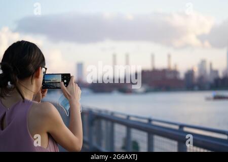 New York, USA. Juli 2021. Ein Zuschauer fotografiert die Skyline von Manhattan vor der Macy’s Feuerwerksshow vom 4. Juli in New York, USA. Kredit: Chase Sutton/Alamy Live Nachrichten Stockfoto