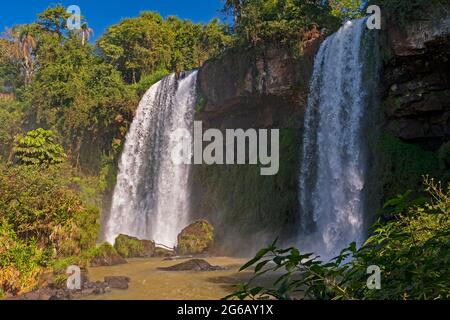 Die zwei Schwestern fallen in den Tropen im Iguazu Falls National Park in Argentinien Stockfoto