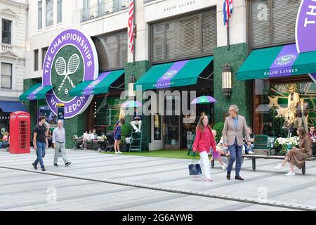 Der Ralph Lauren Store in der New Bond Street feiert seine fortwährende Partnerschaft mit dem Wimbledon-Turnier, indem er ihn mit einem Tennis-Thema dekoriert Stockfoto