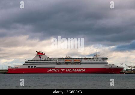 Die Bass Strait Fähre Spirit of Tasmania am Station Pier, Port Melbourne, die über Nacht RO-RO nach Devonport, Tasmanien, verkehrt Stockfoto