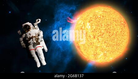 astronaut führen Weltraummission vor der Sonne durch, Elemente dieses Bildes, die von der nasa eingerichtet wurden Stockfoto