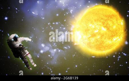 astronaut führen Weltraummission vor der Sonne durch, Elemente dieses Bildes, die von der nasa eingerichtet wurden Stockfoto