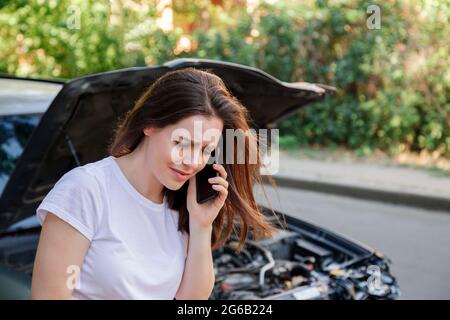 Verängstigte Frau in Stress nach Autocrash Anruf zur Autoversicherung für Hilfe. Die Fahrerin weinte vor dem Unfall eines Autos. Gefährlich Stockfoto