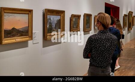 Moskau, Russland. Juli 2021. Während der Ausstellung sehen sich die Besucher Landschaftszeichnungen an. „Träume der Freiheit. Romantik in Russland und Deutschland“, das größte internationale Ausstellungsprojekt in der Geschichte der Tretjakow-Galerie, das diesem Thema gewidmet ist, wurde in Zusammenarbeit mit den Staatlichen Kunstsammlungen Dresden entwickelt. Dies ist der erste großangelegte Versuch, die Kunst der Romantik in Russland und Deutschland auf einer Plattform zu vergleichen. (Foto von Michail Tokmakov/SOPA Images/Sipa USA) Quelle: SIPA USA/Alamy Live News Stockfoto