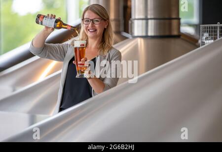 Stralsund, Deutschland. 30. Juni 2021. Elisa raus, die amtierende Biersommelierweltmeisterin, gießt ein Glas Bier in das Sudhaus der Störtebeker Braumanufaktur. Bei der Weltmeisterschaft 2019 in Rimini, Italien, setzte sie sich gegen die zusammengesetzte Konkurrenz aus 19 Nationen durch. Aufgrund der Corona-Pandemie könnte Raus auch der am längsten amtierende Weltmeister sein. Quelle: Jens Büttner/dpa-Zentralbild/dpa/Alamy Live News Stockfoto