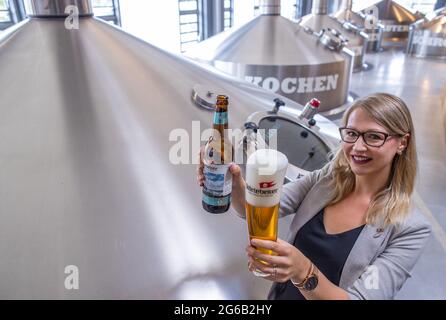 Stralsund, Deutschland. 30. Juni 2021. Elisa raus, die amtierende Biersommelierweltmeisterin, steht bei einem Glas Bier im Sudhaus der Störtebeker Braumanufaktur. Bei den Weltmeisterschaften 2019 in Rimini, Italien, schlug sie die Konkurrenz aus 19 Nationen. Aufgrund der Corona-Pandemie könnte Raus auch der am längsten amtierende Weltmeister sein. Quelle: Jens Büttner/dpa-Zentralbild/dpa/Alamy Live News Stockfoto