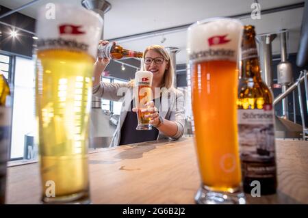 Stralsund, Deutschland. 30. Juni 2021. Elisa raus, die amtierende Biersommelierweltmeisterin, gießt ein Glas Bier in das Sudhaus der Störtebeker Braumanufaktur. Bei der Weltmeisterschaft 2019 in Rimini, Italien, setzte sie sich gegen die zusammengesetzte Konkurrenz aus 19 Nationen durch. Aufgrund der Corona-Pandemie könnte Raus auch der am längsten amtierende Weltmeister sein. Quelle: Jens Büttner/dpa-Zentralbild/dpa/Alamy Live News Stockfoto