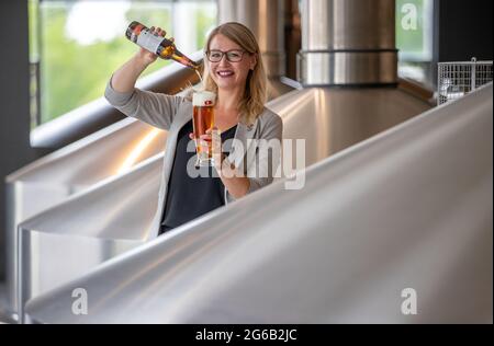 Stralsund, Deutschland. 30. Juni 2021. Elisa raus, die amtierende Biersommelierweltmeisterin, gießt ein Glas Bier in das Sudhaus der Störtebeker Braumanufaktur. Bei der Weltmeisterschaft 2019 in Rimini, Italien, setzte sie sich gegen die zusammengesetzte Konkurrenz aus 19 Nationen durch. Aufgrund der Corona-Pandemie könnte Raus auch der am längsten amtierende Weltmeister sein. Quelle: Jens Büttner/dpa-Zentralbild/dpa/Alamy Live News Stockfoto