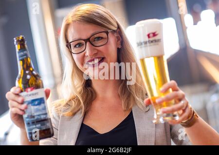 Stralsund, Deutschland. 30. Juni 2021. Elisa raus, die amtierende Biersommelierweltmeisterin, zeigt im Sudhaus der Störtebeker Braumanufaktur ein Glas Bier. Bei der Weltmeisterschaft 2019 in Rimini, Italien, besiegte sie die Konkurrenz aus 19 Nationen. Aufgrund der Corona-Pandemie könnte Raus auch der am längsten amtierende Weltmeister sein. Quelle: Jens Büttner/dpa-Zentralbild/dpa/Alamy Live News Stockfoto