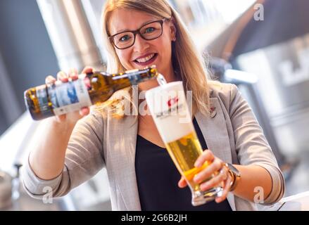 Stralsund, Deutschland. 30. Juni 2021. Elisa raus, die amtierende Biersommelierweltmeisterin, gießt ein Glas Bier in das Sudhaus der Störtebeker Braumanufaktur. Bei der Weltmeisterschaft 2019 in Rimini, Italien, setzte sie sich gegen die zusammengesetzte Konkurrenz aus 19 Nationen durch. Aufgrund der Corona-Pandemie könnte Raus auch der am längsten amtierende Weltmeister sein. Quelle: Jens Büttner/dpa-Zentralbild/dpa/Alamy Live News Stockfoto