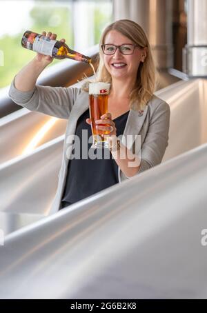 Stralsund, Deutschland. 30. Juni 2021. Elisa raus, die amtierende Biersommelierweltmeisterin, gießt ein Glas Bier in das Sudhaus der Störtebeker Braumanufaktur. Bei der Weltmeisterschaft 2019 in Rimini, Italien, setzte sie sich gegen die zusammengesetzte Konkurrenz aus 19 Nationen durch. Aufgrund der Corona-Pandemie könnte Raus auch der am längsten amtierende Weltmeister sein. Quelle: Jens Büttner/dpa-Zentralbild/dpa/Alamy Live News Stockfoto