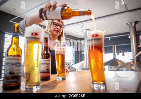 Stralsund, Deutschland. 30. Juni 2021. Elisa raus, die amtierende Biersommelierweltmeisterin, gießt ein Glas Bier in das Sudhaus der Störtebeker Braumanufaktur. Bei der Weltmeisterschaft 2019 in Rimini, Italien, setzte sie sich gegen die zusammengesetzte Konkurrenz aus 19 Nationen durch. Aufgrund der Corona-Pandemie könnte Raus auch der am längsten amtierende Weltmeister sein. Quelle: Jens Büttner/dpa-Zentralbild/dpa/Alamy Live News Stockfoto