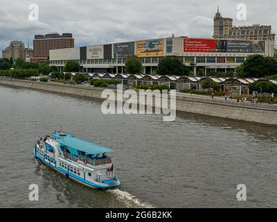 Moskau, Russland. Juli 2021. Blick auf die Tretjakow-Galerie im Krymsky-Tal. „Träume der Freiheit. Romantik in Russland und Deutschland“ – das größte internationale Ausstellungsprojekt in der Geschichte der Tretjakow-Galerie, das diesem Thema gewidmet ist, wurde in Zusammenarbeit mit den Staatlichen Kunstsammlungen Dresden entwickelt. Dies ist der erste großangelegte Versuch, die Kunst der Romantik in Russland und Deutschland auf einer Plattform zu vergleichen. (Foto von Michail Tokmakov/SOPA Images/Sipa USA) Quelle: SIPA USA/Alamy Live News Stockfoto