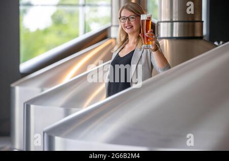 Stralsund, Deutschland. 30. Juni 2021. Elisa raus, die amtierende Biersommelierweltmeisterin, steht bei einem Glas Bier im Sudhaus der Störtebeker Braumanufaktur. Bei den Weltmeisterschaften 2019 in Rimini, Italien, schlug sie die Konkurrenz aus 19 Nationen. Aufgrund der Corona-Pandemie könnte Raus auch der am längsten amtierende Weltmeister sein. Quelle: Jens Büttner/dpa-Zentralbild/dpa/Alamy Live News Stockfoto