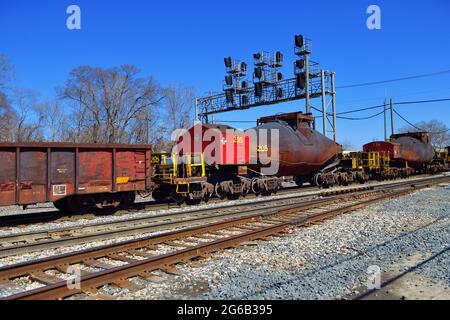 Dolton, Illinois, USA. Der Norfolk Southern „Bottle Train“ führt durch die Vorstadtgemeinde von Chicago in Dolton, Illinois. Das „Bottle T Stockfoto