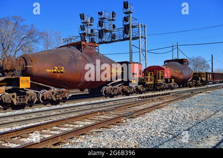 Dolton, Illinois, USA. Der Norfolk Southern „Bottle Train“ führt durch die Vorstadtgemeinde von Chicago in Dolton, Illinois. Das „Bottle T Stockfoto