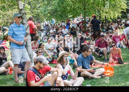 Columbus, Usa. Juli 2021. Doo Dah nach der Party im Goodale Park ist für viele Besucher ein Fest, das am 4. Juli stattfindet. Die Doo Dah Parade, eine Tradition des 4. Juli in Columbus, Ohio, bringt Massen von Menschen zum Geburtstag der Vereinigten Staaten von Amerika und belebt Unternehmen im Short North. (Foto von Stephen Zenner/SOPA Images/Sipa USA) Quelle: SIPA USA/Alamy Live News Stockfoto